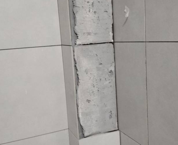 涡阳瓷砖空鼓维修公司分享下瓷砖施工前基层浇水润湿程度不足，可能导致以下问题